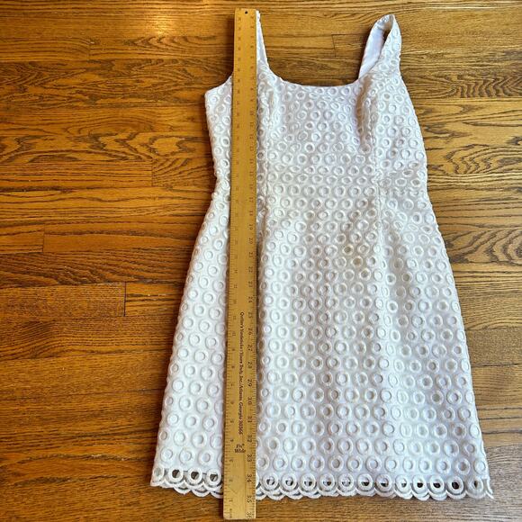 Lilly Pulitzer Meredith Eyelet Shift Dress in Resort White, Size 6 - Picture 4 of 10